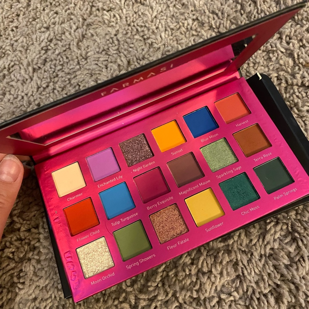 Brand new in box vivid eye shadow pallet